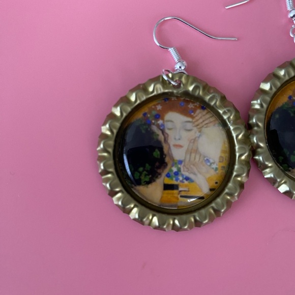 Gustav Klimt the Kiss Handmade bottle cap earrings. - Picture 4 of 8